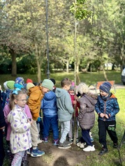 Wspólne sadzenie drzew przez mieszkańców w Parku Kajki 1