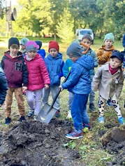 Wspólne sadzenie drzew przez mieszkańców w Parku Kajki 2