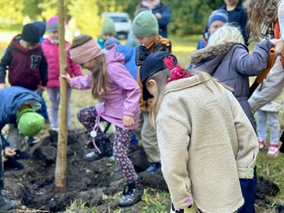 Wspólne sadzenie drzew przez mieszkańców w Parku Kajki 4