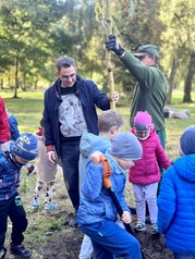 Wspólne sadzenie drzew przez mieszkańców w Parku Kajki 8