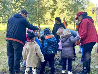 Wspólne sadzenie drzew przez mieszkańców w Parku Kajki 10