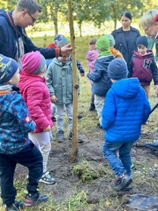 Wspólne sadzenie drzew przez mieszkańców w Parku Kajki 11