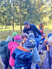 Wspólne sadzenie drzew przez mieszkańców w Parku Kajki 14