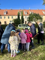 Wspólne sadzenie drzew przez mieszkańców w Parku Kajki 18