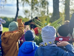 Wspólne sadzenie drzew przez mieszkańców w Parku Kajki 19