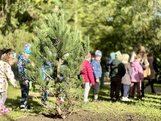 Wspólne sadzenie drzew przez mieszkańców w Parku Kajki 21