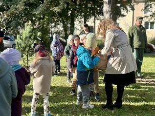 Wspólne sadzenie drzew przez mieszkańców w Parku Kajki 22