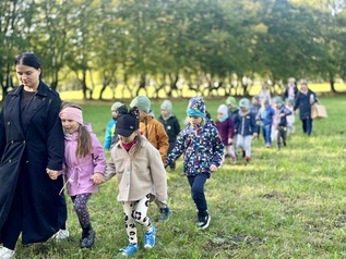 Wspólne sadzenie drzew przez mieszkańców w Parku Kajki 26