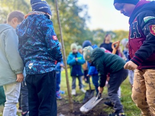 Wspólne sadzenie drzew przez mieszkańców w Parku Kajki 34