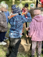 Wspólne sadzenie drzew przez mieszkańców w Parku Kajki 39