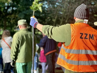 Wspólne sadzenie drzew przez mieszkańców w Parku Kajki 43