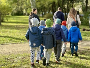 Wspólne sadzenie drzew przez mieszkańców w Parku Kajki 44