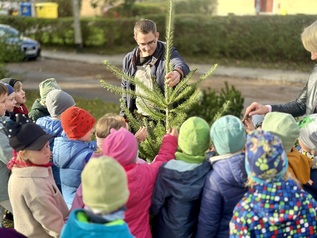 Wspólne sadzenie drzew przez mieszkańców w Parku Kajki 45