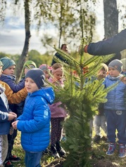 Wspólne sadzenie drzew przez mieszkańców w Parku Kajki 47