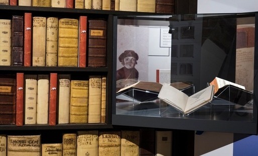 Zdjęcie do Elkamera dostępna dla zwiedzających. Zapraszamy do odkrywania podziemi biblioteki
