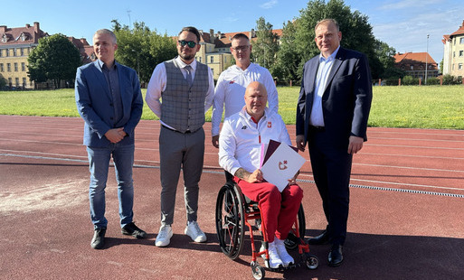 Zdjęcie do Prezydent Elbląga złożył gratulacje Rafałowi Rockiemu, medaliście z &quot;Ataku&quot;